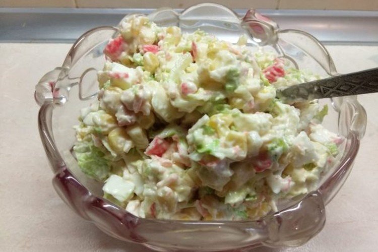 Салат с крабовым мясом, яйцами и пекинской капустой