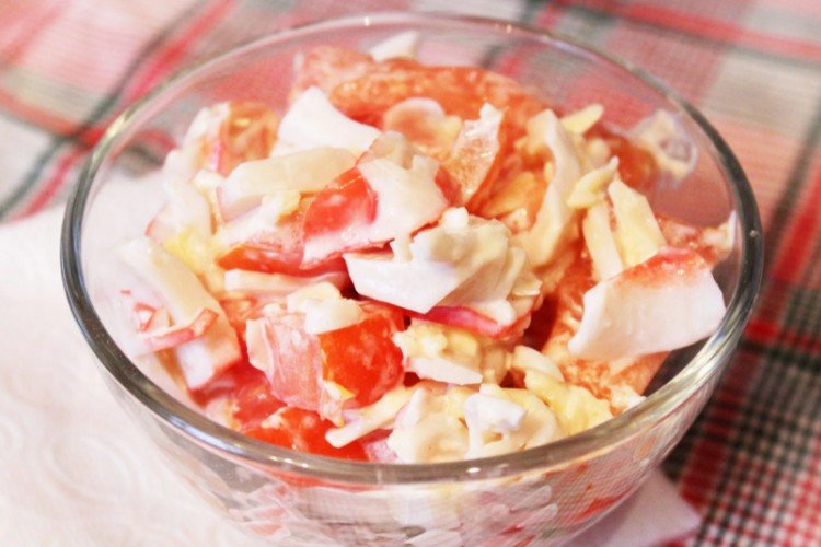 Салат из крабового мяса, плавленого сыра, маслин и овощей