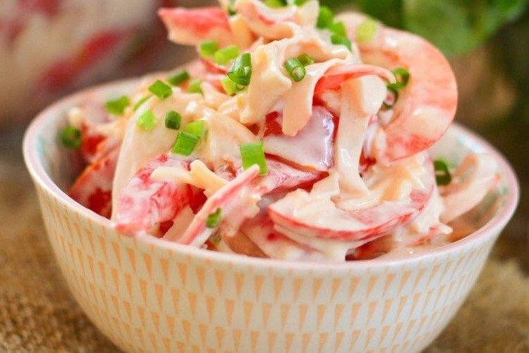 Простой салат из крабового мяса и помидоров