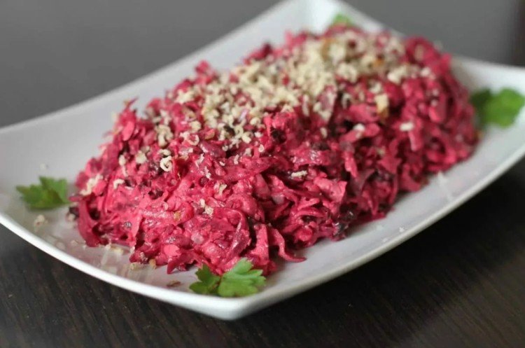 Салат со свеклой, крабовым мясом и сыром