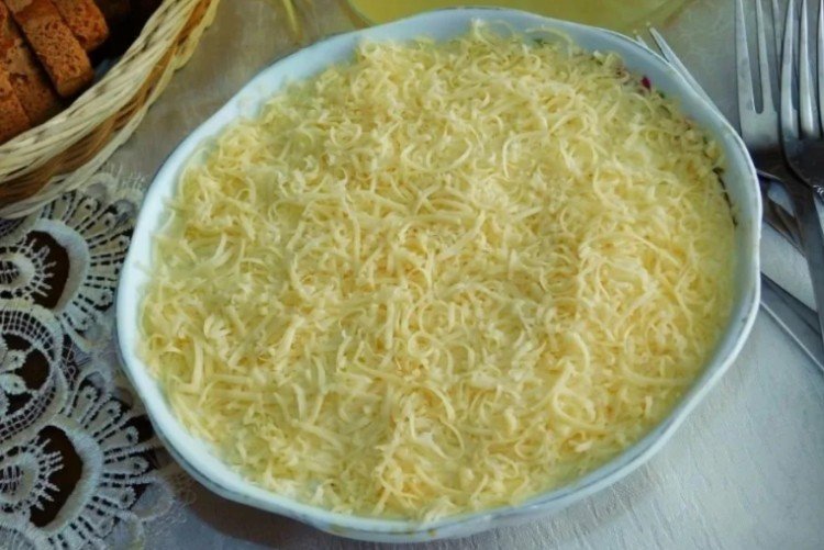 Слоеный салат с крабовым мясом, свеклой, сыром и яйцами