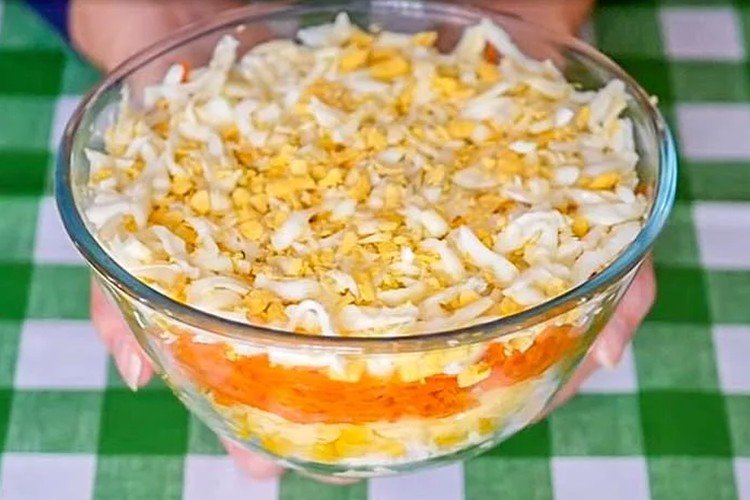 Слоеный салат с крабовым мясом, яйцами, кукурузой и корейской морковью