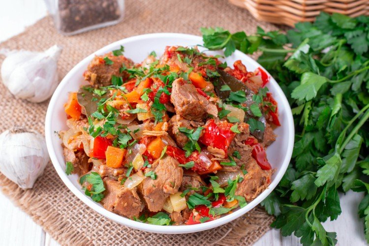 Мясо с болгарским перцем и помидорами в духовке