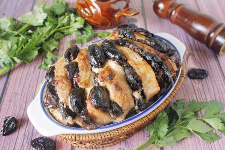 Мясо с черносливом в духовке