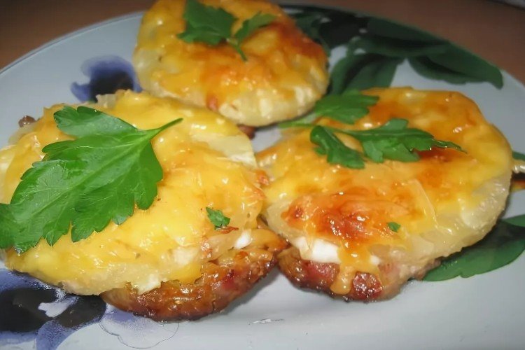 Мясо с ананасами и сыром в духовке