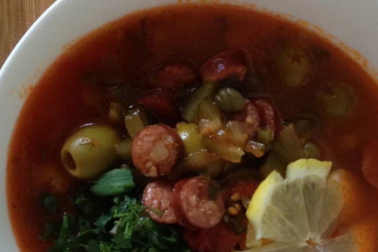 Солянка с вареной колбасой, охотничьими колбасками и рисом