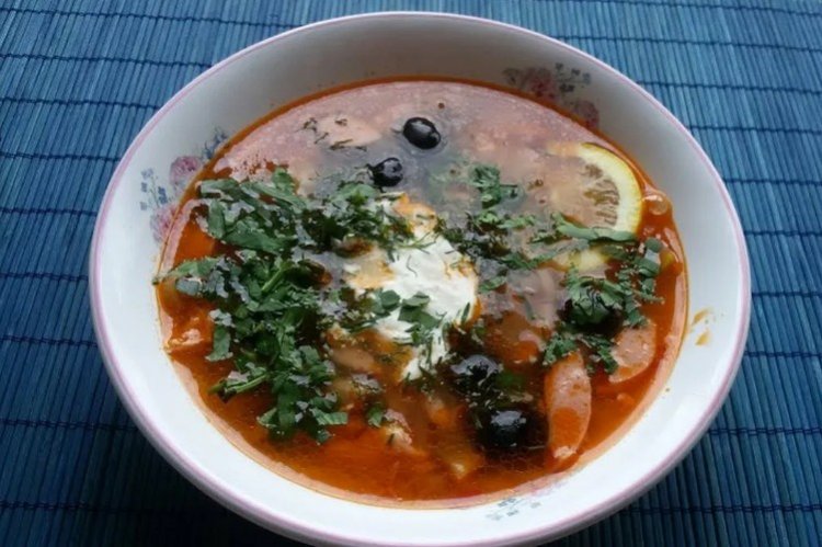 Солянка с вареной колбасой, оливками и каперсами