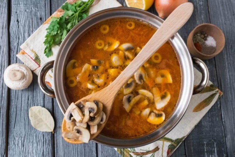 Солянка с копченой колбасой, сосисками и шампиньонами