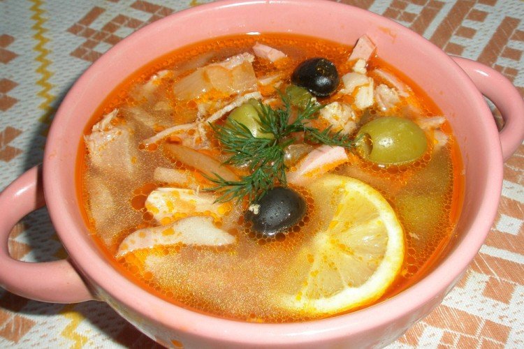 Солянка с вареной колбасой и копченостями