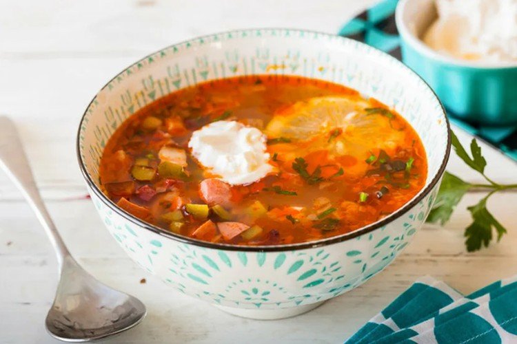 Солянка с вареной колбасой, ветчиной и каперсами