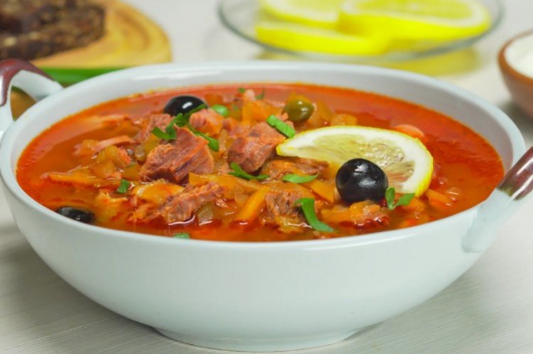 Сборная солянка из говядины, свинины и колбасы