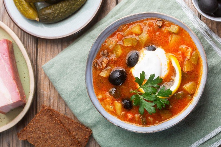 Солянка с колбасой, беконом и корнишонами