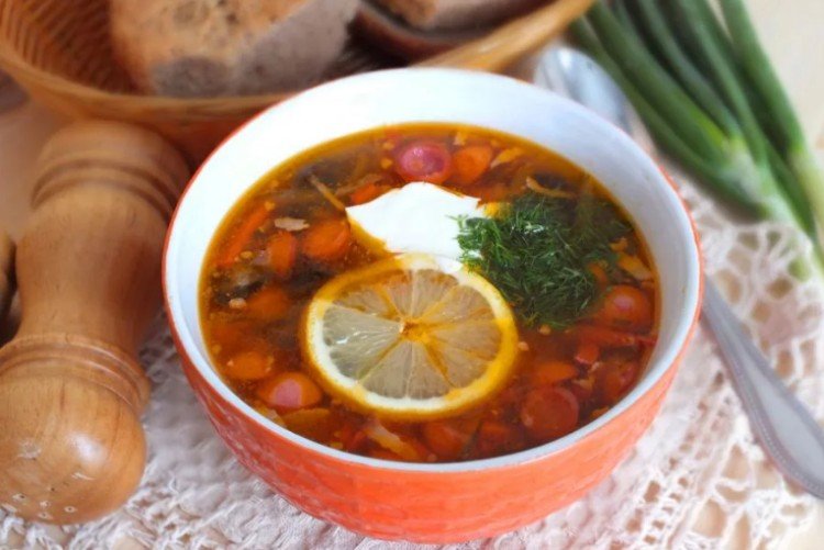 Солянка с вареной колбасой, чесноком и томатным соком