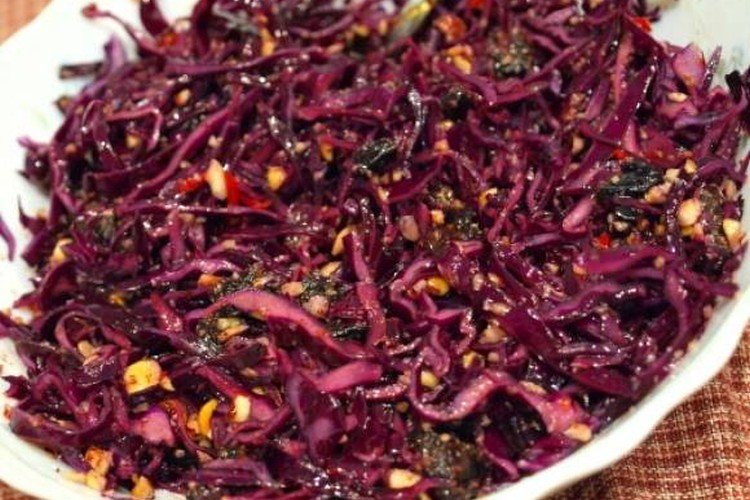 Зимний салат с черносливом, свеклой и краснокочанной капустой