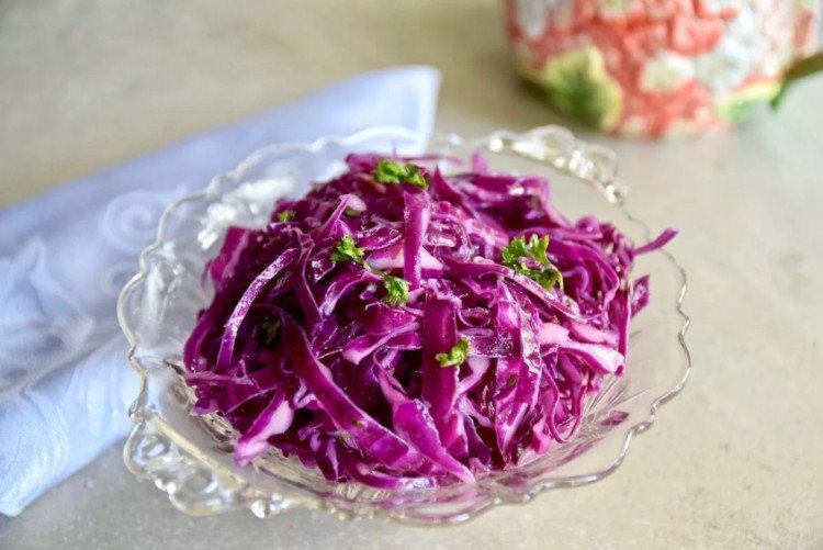 Простой салат из краснокочанной капусты