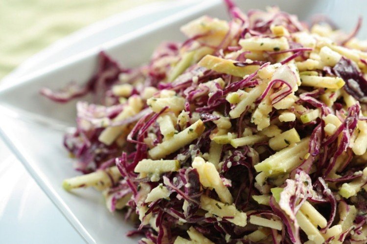 Польский салат с яблоками, краснокочанной капустой и луком