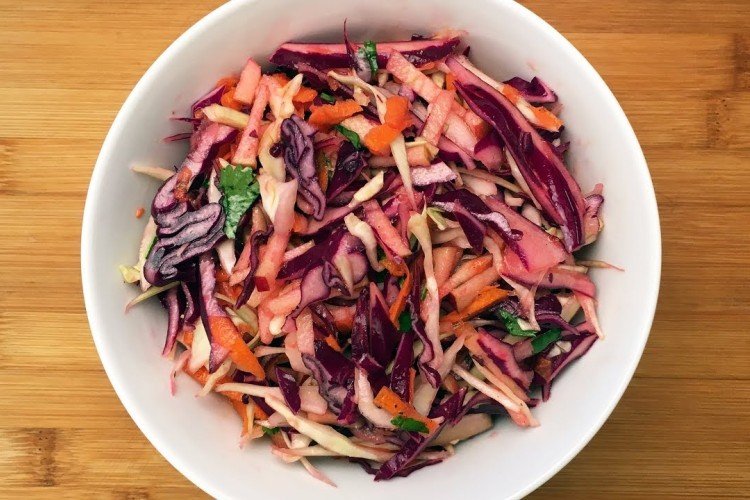 Салат из двух видов капусты с морковью и чесноком