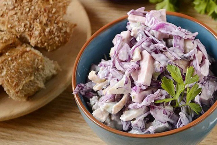 Салат из фасоли, колбасы и краснокочанной капусты