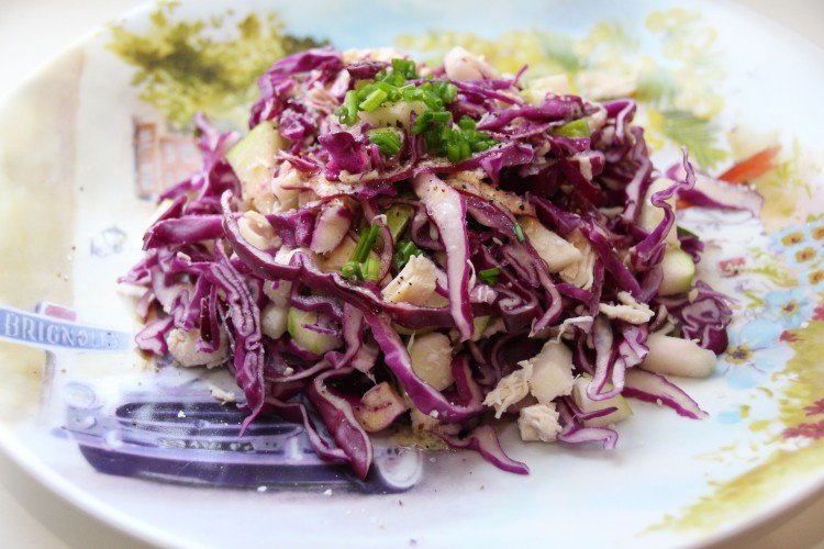 Салат с курицей, маринованными грибами и краснокочанной капустой