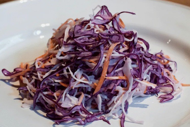 Салат из краснокочанной капусты, сельдерея и моркови