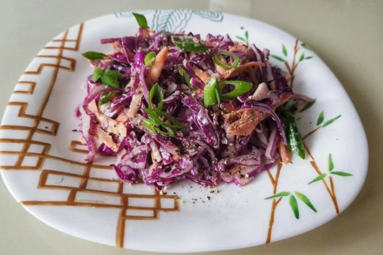 Сытный салат из краснокочанной капусты, говядины и болгарского перца