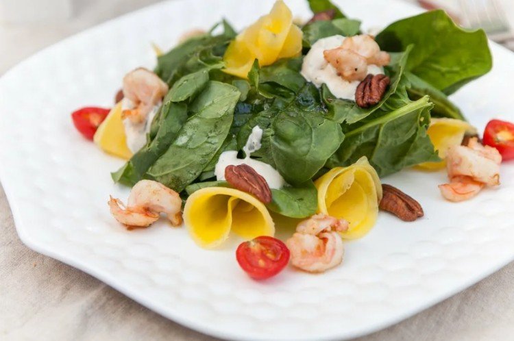 Легкий салат из шпината, морского коктейля и манго