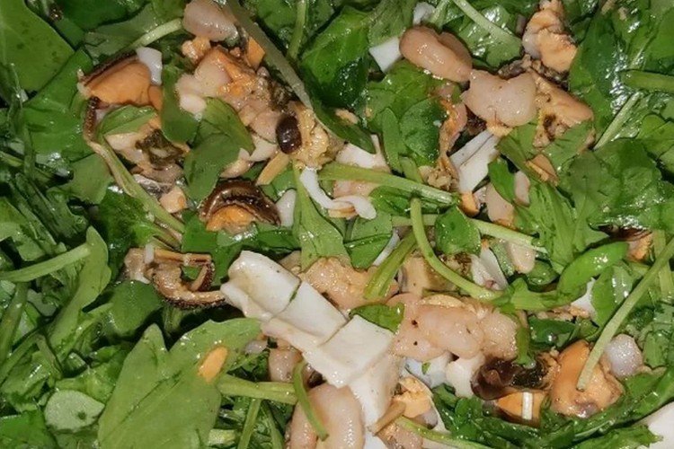 Салат из морского коктейля, винограда и рукколы