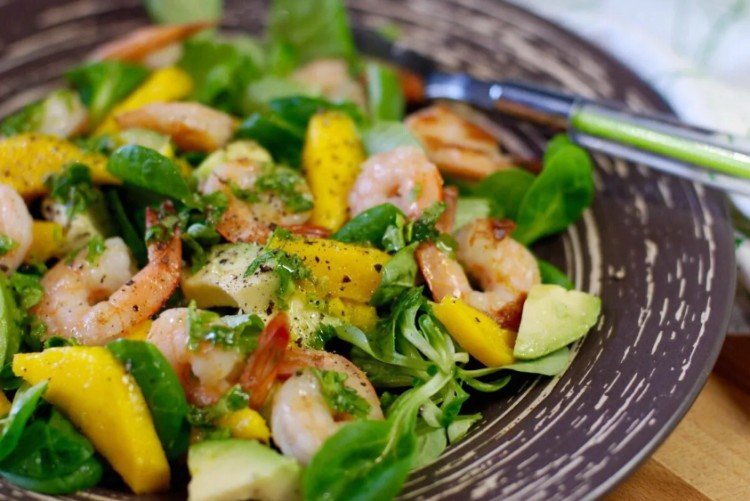 Салат с морским коктейлем, авокадо и манго
