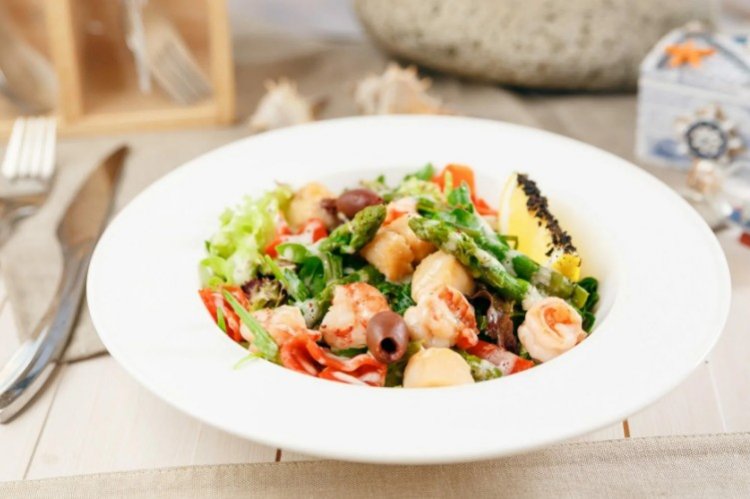 Салат со спаржей, оливками и морским коктейлем