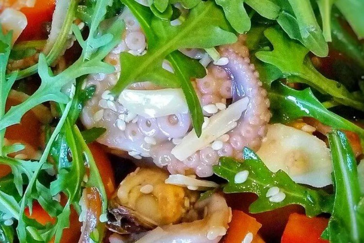 Салат с морским коктейлем, редиской и рукколой