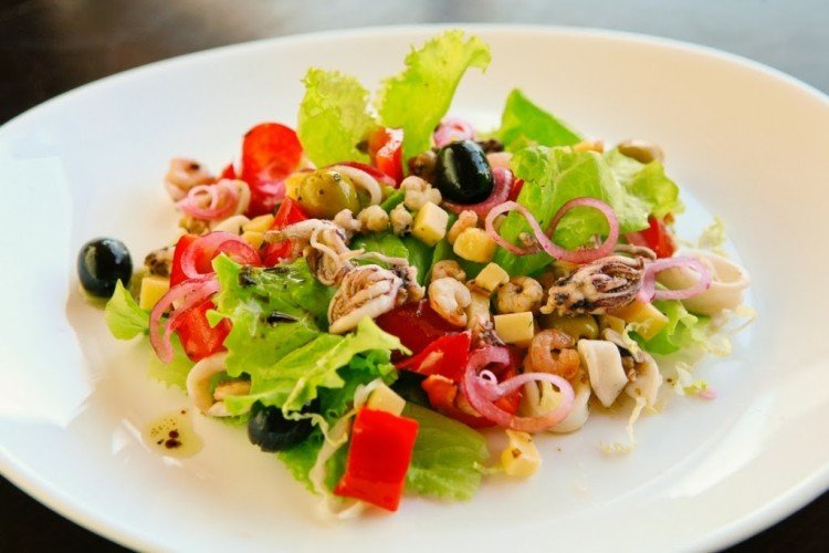 Салат из морского коктейля, болгарского перца и твердого сыра