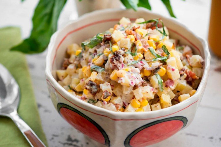 Сытный салат с морским коктейлем, картофелем, солеными огурцами и кукурузой