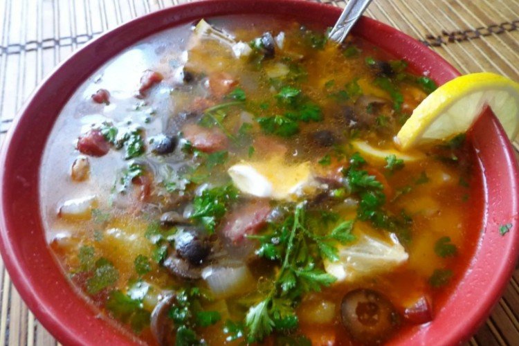 Мясная солянка с курицей и охотничьими колбасками