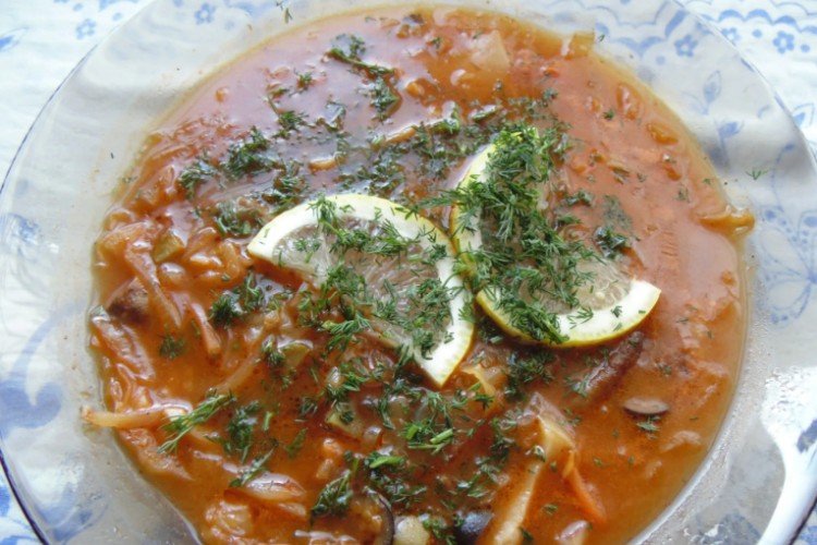 Мясная солянка с квашеной капустой и огурцами