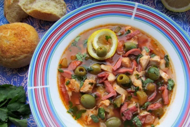 Мясная солянка с копченостями и сосисками