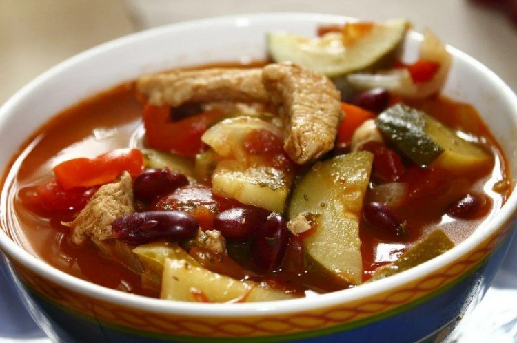 Мясная солянка с фасолью и сельдереем