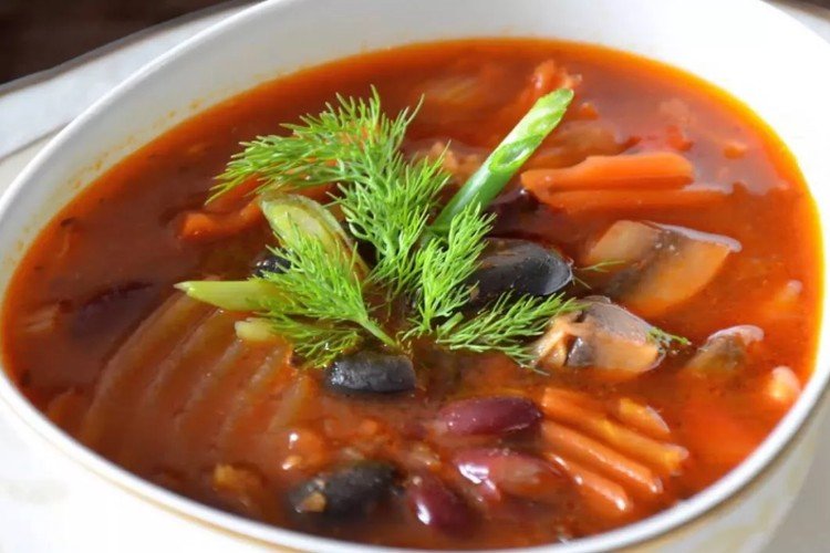 Мясная солянка с грибами и фасолью