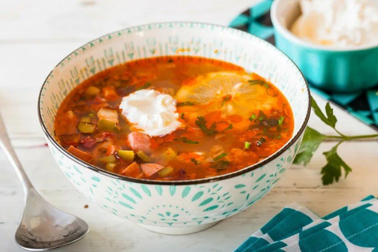 Мясная солянка со свежей капустой и солеными огурцами