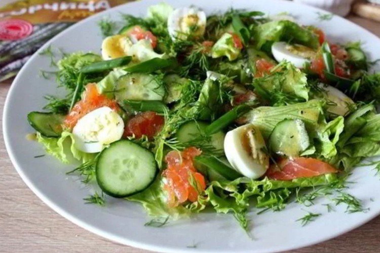 Салат из копченой семги, плавленого сыра, огурцов и перепелиных яиц