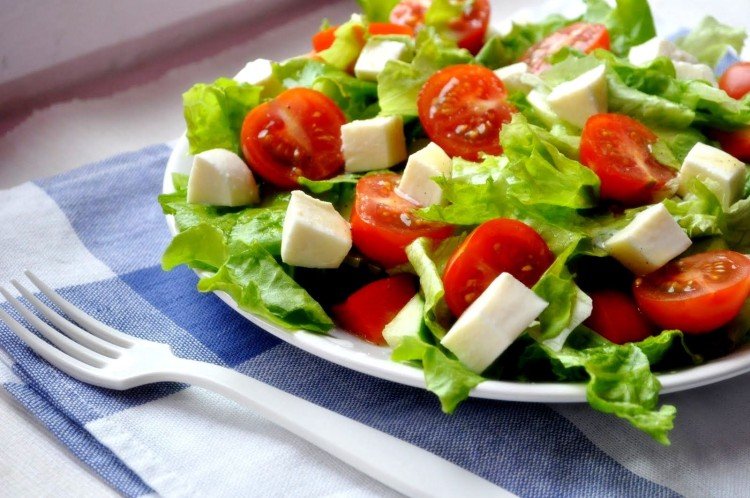 Салат из моцареллы, помидоров черри и слабосоленой семги