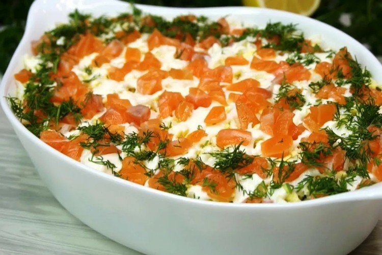 Слоеный салат с копченой семгой, картофелем, яйцами и маринованными грибами