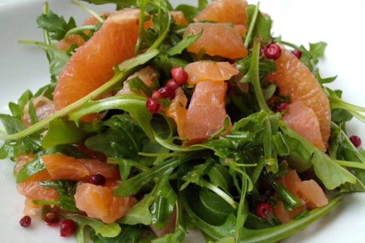 Праздничный салат с семгой, грейпфрутом, оливками и рукколой