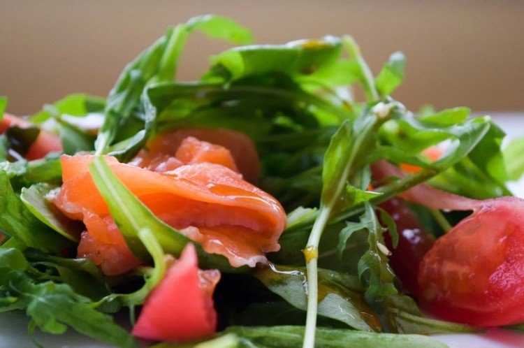 Салат с горгонзолой, малосольной семгой, помидорами и зеленью