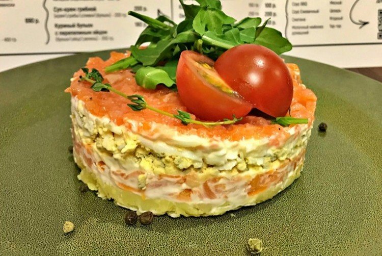 Слоеный салат из семги, помидоров, твердого сыра и картофеля