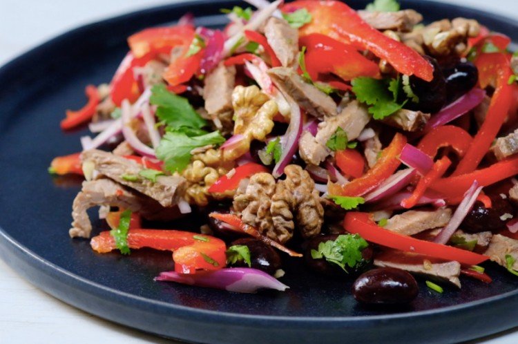 Салат «Тбилиси» с телятиной, красной фасолью и фиолетовым луком