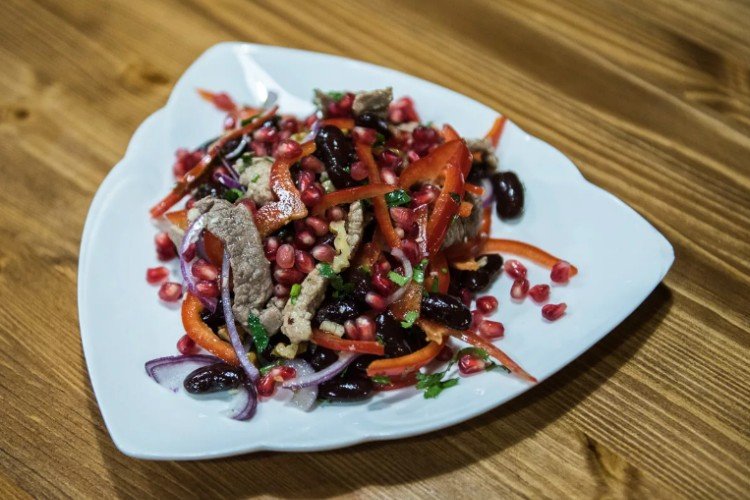 Салат «Тбилиси» с говядиной и гранатом