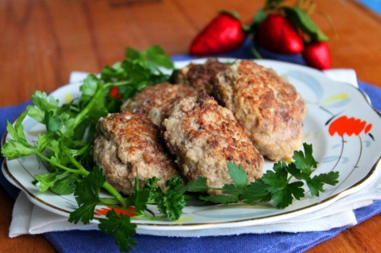 Классические котлеты из фарша в духовке