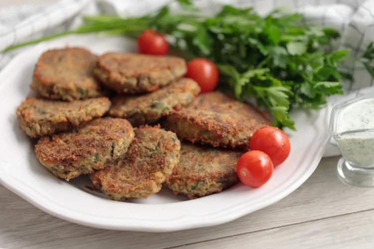 Котлеты из фарша с баклажанами и чесноком в духовке