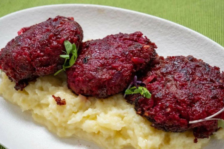 Котлеты из фарша со свеклой в духовке