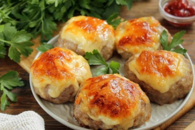 Котлеты из фарша и грибов, запеченные в духовке
